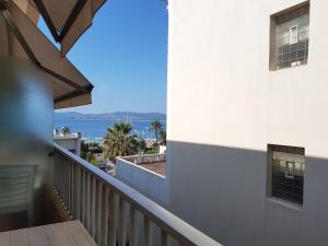 balkon z widokiem na ocean w obiekcie Studio Saint-Raphaël, 1 pièce, 3 personnes - FR-1-466A-19 w miejscowości Saint-Raphaël