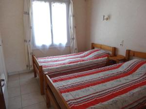 Кровать или кровати в номере Maisonnette ensoleillée, à 100m de la plage, animaux sur demande - FR-1-476-45