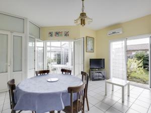 ein Esszimmer mit Tisch und Stühlen in der Unterkunft Villa 2 chambres proche plage, jardin, véranda, clim, wifi à Biscarrosse - FR-1-521-19 in Biscarrosse-Plage