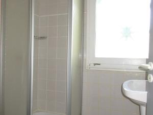 a bathroom with a shower and a sink at Maison T3 à Biscarrosse Lac - 4/6 pers - Jardin, terrasse, proche lac et pistes cyclables - FR-1-521-116 in Biscarrosse +2 photos