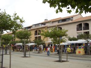 a street with trees in front of a building at Appartement T2 - 3 pers - à 400m de la plage, centre station, avec loggia - Biscarrosse Plage - FR-1-521-120 in Biscarrosse-Plage +3 photos