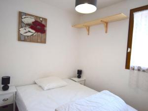 Appartement Bernex, 2 pièces, 4 personnes - FR-1-498-22 في بيرنيكس: غرفة نوم بسريرين بيض ونافذة