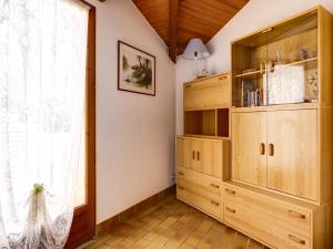 Habitación con un gran armario de madera y una ventana. en Maison Biscarrosse Plage, 2 pièces, 4 personnes - FR-1-521-28, en Biscarrosse-Plage