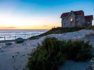 une maison sur la rive d'une plage au coucher du soleil dans l'établissement Studio Biscarrosse Plage, 1 pièce, 4 personnes - FR-1-521-39, à Biscarrosse-Plage