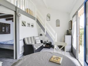 Postel nebo postele na pokoji v ubytování Charmante maison T2 avec mezzanine, terrasse et parking, à 350m de la plage – idéal pour 4 personnes - FR-1-521-51