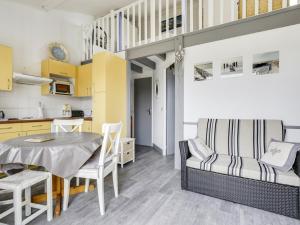 Kuchyň nebo kuchyňský kout v ubytování Charmante maison T2 avec mezzanine, terrasse et parking, à 350m de la plage – idéal pour 4 personnes - FR-1-521-51