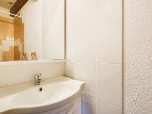 Koupelna v ubytování Charmante maison T2 avec mezzanine, terrasse et parking, à 350m de la plage – idéal pour 4 personnes - FR-1-521-51