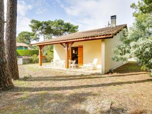 a cottage with a table and chairs in a yard at Biscarrosse Plage: Villa 4 pièces avec terrasse, proche océan - FR-1-521-54 in Biscarrosse-Plage
