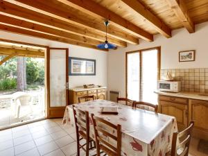 a kitchen with a table and chairs in a room at Biscarrosse Plage: Villa 4 pièces avec terrasse, proche océan - FR-1-521-54 in Biscarrosse-Plage