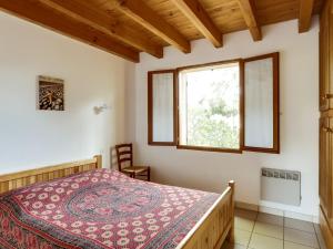 a bedroom with a bed and a window at Biscarrosse Plage: Villa 4 pièces avec terrasse, proche océan - FR-1-521-54 in Biscarrosse-Plage