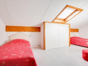 um quarto no sótão com uma cama e uma clarabóia em Maison Biscarrosse, 2 pièces, 6 personnes - FR-1-521-97 em Biscarrosse