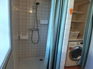 a shower with a washing machine in a bathroom at Maison 3* à Hendaye, proche plage et commerces, jardin privé, parfait pour familles et amis - FR-1-239-492 in Hendaye +18 photos