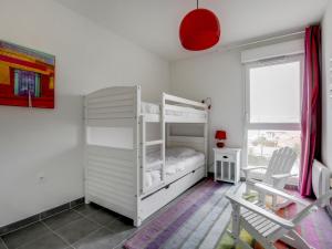 ein Schlafzimmer mit zwei Etagenbetten und einem Fenster in der Unterkunft Appartement T3 moderne à Biscarrosse Plage, proche océan, terrasse et parking - FR-1-521-9 in Biscarrosse-Plage + 2 Fotos