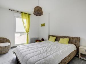 ein Schlafzimmer mit einem Bett mit gelben Kissen und einem Fenster in der Unterkunft Appartement T3 moderne à Biscarrosse Plage, proche océan, terrasse et parking - FR-1-521-9 in Biscarrosse-Plage