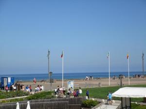 eine Gruppe von Menschen, die am Strand spazieren gehen in der Unterkunft Appartement T3 moderne à Biscarrosse Plage, proche océan, terrasse et parking - FR-1-521-9 in Biscarrosse-Plage
