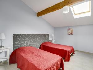 2 Betten in einem Zimmer mit einem Spinnengemälde an der Wand in der Unterkunft Maison T3 avec terrasse près de l'océan - 6 pers - Biscarrosse Plage - FR-1-521-30 in Biscarrosse-Plage