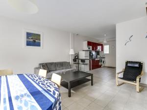 uma sala de estar com uma cama, um sofá e uma mesa em Maison Biscarrosse Plage, 3 pièces, 6 personnes - FR-1-521-31 em Biscarrosse-Plage