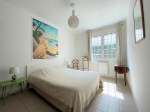 ein Schlafzimmer mit einem Bett und einem Wandgemälde in der Unterkunft Maison Saint-Palais-sur-Mer, 4 pièces, 6 personnes - FR-1-539-21 in Saint-Palais-sur-Mer