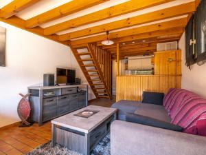 a living room with a couch and a table at Maison T3, jardinet clos, proche lac de Biscarrosse, 4/5 pers, au calme et parking inclus - FR-1-521-33 in Biscarrosse