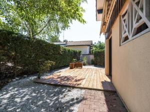 a patio with a bench next to a building at Maison T3, jardinet clos, proche lac de Biscarrosse, 4/5 pers, au calme et parking inclus - FR-1-521-33 in Biscarrosse +2 photos