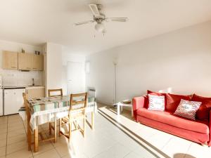 un soggiorno con divano rosso e tavolo di Appartement Biscarrosse Plage, 2 pièces, 2 personnes - FR-1-521-62 a Biscarrosse-Plage