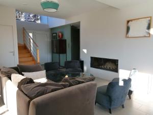 uma sala de estar com um sofá e cadeiras e uma lareira em Villa Urrugne, 6 pièces, 8 personnes - FR-1-239-617 em Urrugne