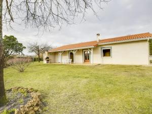 a house with a yard in front of it at Maison plain-pied à Biscarrosse avec jardin clos, terrasse et parking pour 6 personnes - FR-1-521-105 in Biscarrosse