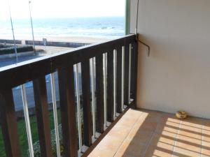 a balcony with a view of the ocean at Appartement 3 pièces en front de mer avec balcons, à Cabourg, proche centre-ville. - FR-1-487-275 in Cabourg