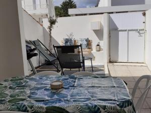 eine Terrasse mit einem Tisch und Stühlen auf dem Balkon in der Unterkunft Maison La Faute-sur-Mer, 4 pièces, 5 personnes - FR-1-476-173 in La Faute-sur-Mer