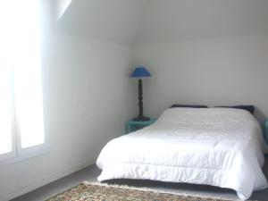 Postel nebo postele na pokoji v ubytování Dives-sur-Mer, 3 pièces duplex, terrasse, animaux admis - FR-1-487-278