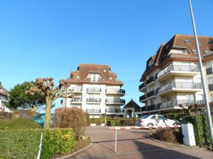 a apartment building with a police tape in front of it at Cabourg: Appartement 2 pièces proche plage avec piscine et parking - FR-1-487-299 in Cabourg