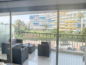 a balcony with a view of a building at Studio Cannes, 1 pièce, 2 personnes - FR-1-470-50 in Cannes