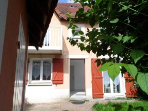 a house with red shutters and a door at Cottage 3 pièces à Dives-sur-Mer, jardin privé, proche Port Guillaume, piscine, animaux acceptés - FR-1-487-301 in Dives-sur-Mer