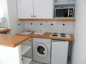 a kitchen with a washing machine and a microwave at Cottage 3 pièces à Dives-sur-Mer, jardin privé, proche Port Guillaume, piscine, animaux acceptés - FR-1-487-301 in Dives-sur-Mer