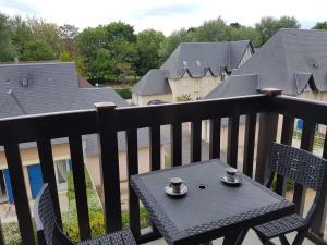 czarny stół i krzesła na balkonie w obiekcie Appartement Cabourg, 2 pièces, 4 personnes - FR-1-487-194 w mieście Cabourg
