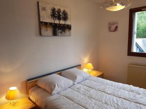 sypialnia z białym łóżkiem z 2 lampami w obiekcie Appartement Cabourg, 2 pièces, 4 personnes - FR-1-487-194 w mieście Cabourg