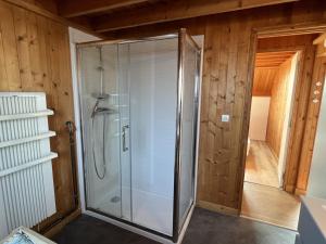 Cette chambre dispose de murs en bois et d'une douche à l'italienne. dans l'établissement Chalet 4 pièces à Cabourg avec jardin, proche piscine et tennis, idéal pour familles, 6 pers. max - FR-1-487-325, à Cabourg 8 autres photos
