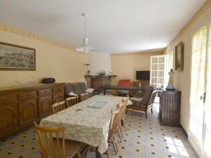 - une salle à manger avec une table et des chaises dans l'établissement Maison Sarzeau, 8 pièces, 12 personnes - FR-1-639-18, à Sarzeau