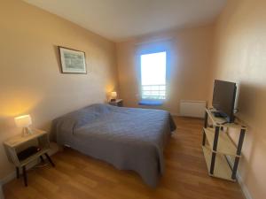 Un pat sau paturi într-o cameră la Appartement Arcachon, 3 pièces, 6 personnes - FR-1-374-180