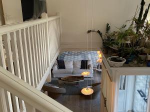 ein Zimmer mit einer Treppe mit einem Bett und Topfpflanzen in der Unterkunft Appartement Cabourg, 4 pièces, 6 personnes - FR-1-487-321 in Cabourg
