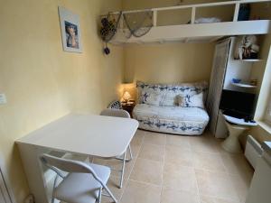 ein kleines Zimmer mit einem Bett und einem Tisch und Stühlen in der Unterkunft Studio cosy à 50m de la plage, Cabourg, 3 pers - FR-1-487-330 in Cabourg