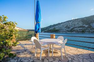 Fotografia z galérie ubytovania Apartments by the sea Vinisce, Trogir - 8659 v destinácii Vinišće