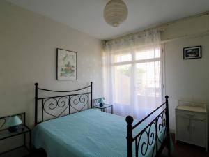 um quarto com uma cama e uma janela em Appartement Saint-Cyprien, 3 pièces, 6 personnes - FR-1-309-307 em Saint-Cyprien