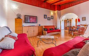 una sala de estar con 2 sofás rojos y una mesa. en Gorgeous Apartment In Pula With Kitchen en Pula