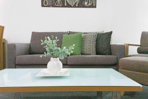 Χώρος καθιστικού στο Arafura Adventure - CBD Suite with Sprawling Views
