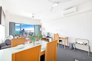 Χώρος καθιστικού στο Arafura Adventure - CBD Suite with Sprawling Views
