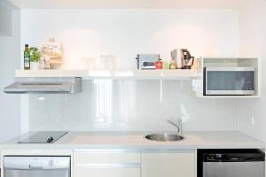 Η κουζίνα ή μικρή κουζίνα στο Arafura Adventure - CBD Suite with Sprawling Views