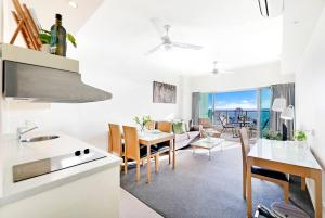 Χώρος καθιστικού στο Arafura Adventure - CBD Suite with Sprawling Views