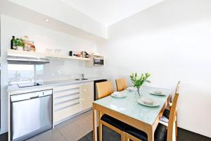 Η κουζίνα ή μικρή κουζίνα στο Arafura Adventure - CBD Suite with Sprawling Views