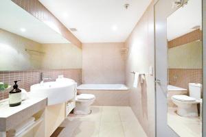 Ένα μπάνιο στο Arafura Adventure - CBD Suite with Sprawling Views